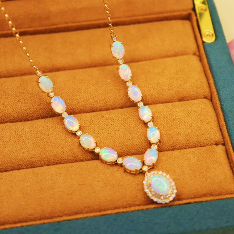 14k Gold 5.78 Ctw Natural Opal & Diamond Necklace: Ref:231072219 // gold content:14k gold // main gemstone:opal // shape:oval // carat weight:5. 35ct // color:white // treatment:natural // // adjacent gemstone 2 : diamond // number of stones:62 //