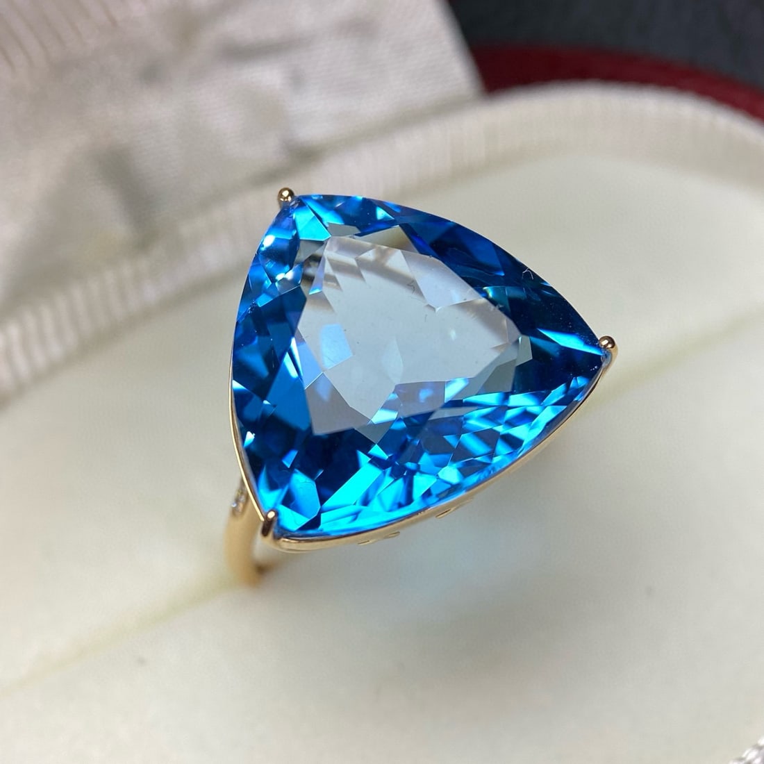 14k Gold 20.3 Ct Natural Topaz & Diamond Ring: Ref:231072222 // gold content:14k gold // ring size:7. 25us // // main gemstone:topaz // shape:triangle // carat weight:20. 3ct // color:blue // treatment:natural // // adjacent gemstone 2 : diamond