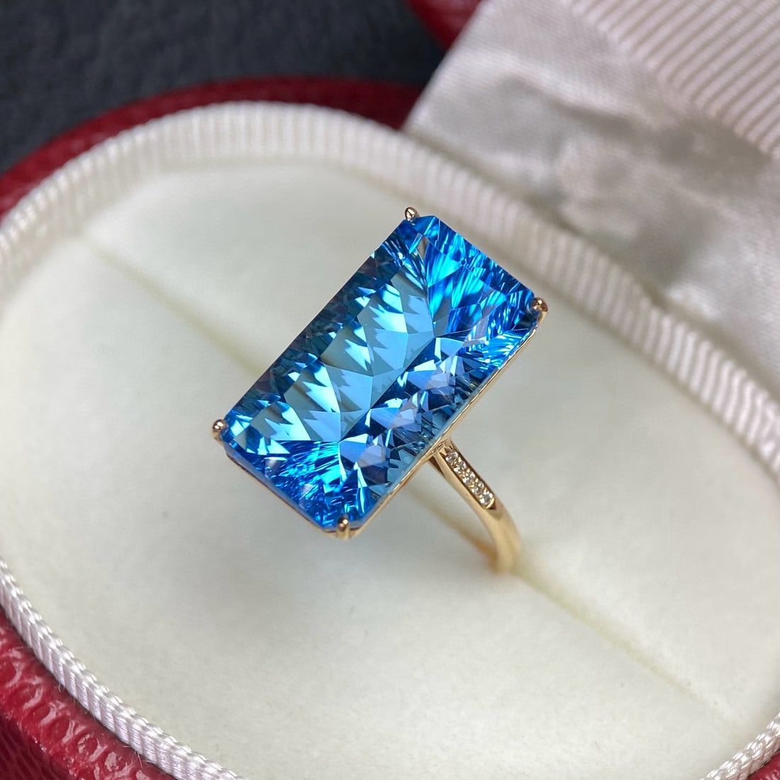 14k Gold 11.8 Ct Natural Topaz & Diamond Ring: Ref:231072230 // gold content:14k gold // ring size:7. 25us // // main gemstone:topaz // shape:octagonal // carat weight:11. 8ct // color:blue // treatment:natural // // adjacent gemstone 2 : diamond