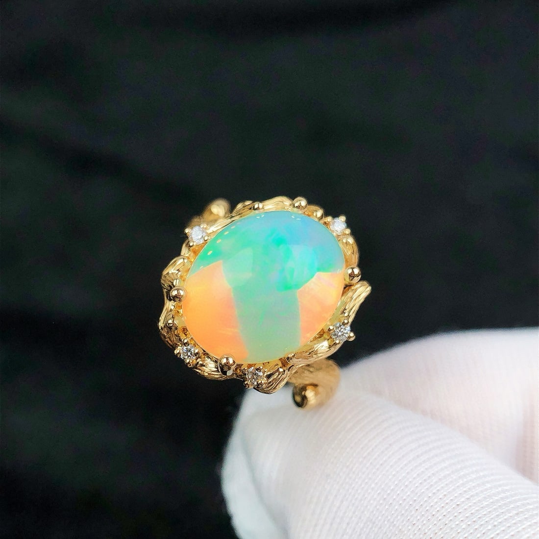 14k Gold 3.83 Ctw Natural Opal & Diamond Ring: Ref:231072267 // gold content:14k gold // ring size:7. 25us // // main gemstone:opal // shape:oval // carat weight:3. 70ct // color:color // treatment:natural // // adjacent gemstone 2 : diamond // sh