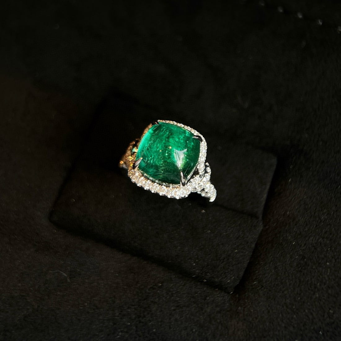 14k Gold 8.39 Ctw Vivid Green Natural Emerald & Lab Grown Diamond Ring: Ref:231072286 // gold content:14k gold // ring size:7. 25us // // main gemstone:emerald // shape:sugar-loaf // carat weight:7. 56ct // color:vivid green // treatment:natural // // adjacent gemstone 2