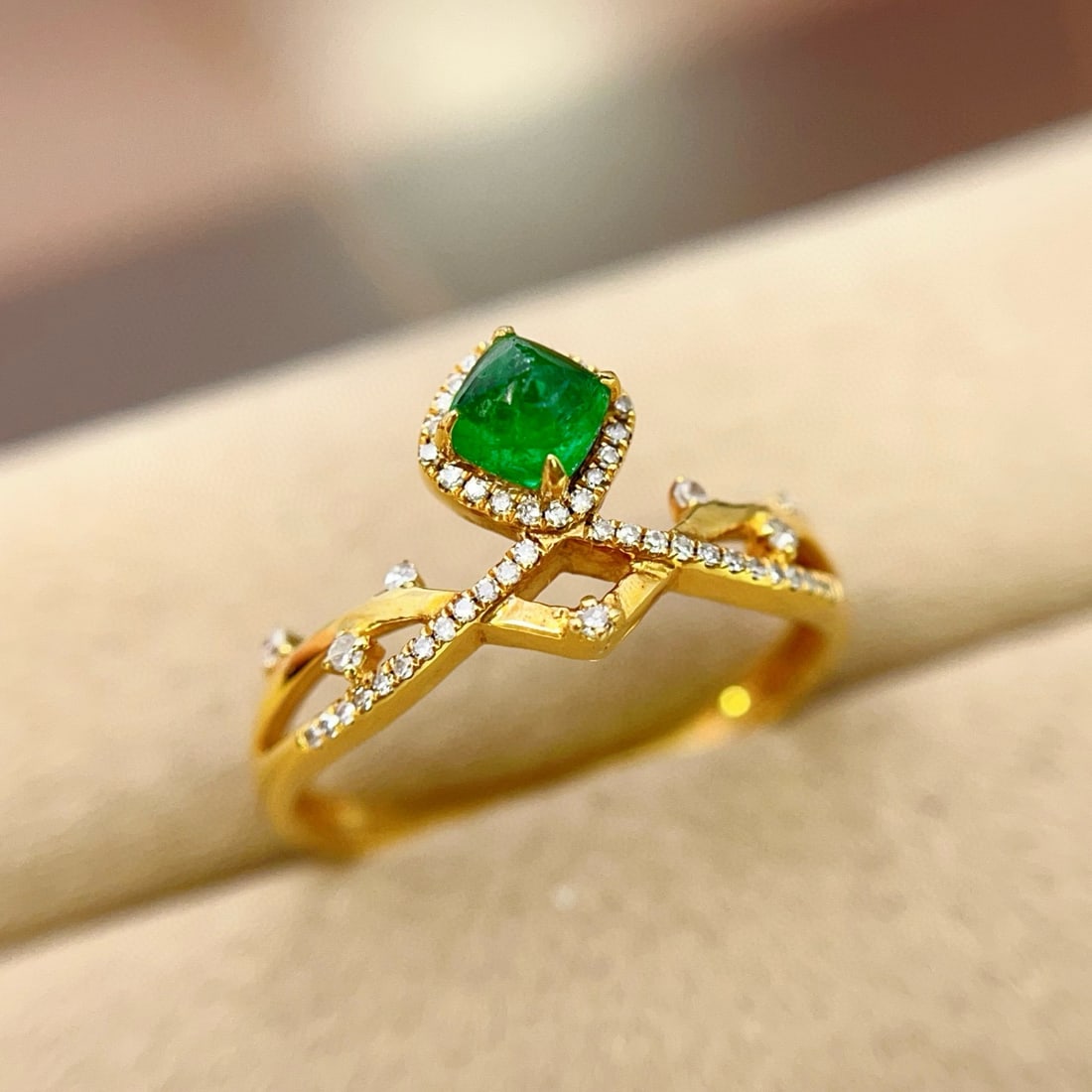 14k Gold 0.45 Ct Vivid Green Natural Emerald & Diamond Ring: Ref:231072307 // gold content:14k gold // ring size:7. 25us // // main gemstone:emerald // shape:sugar-loaf // carat weight:0. 45ct // color:vivid green // treatment:natural // // adjacent gemstone 2