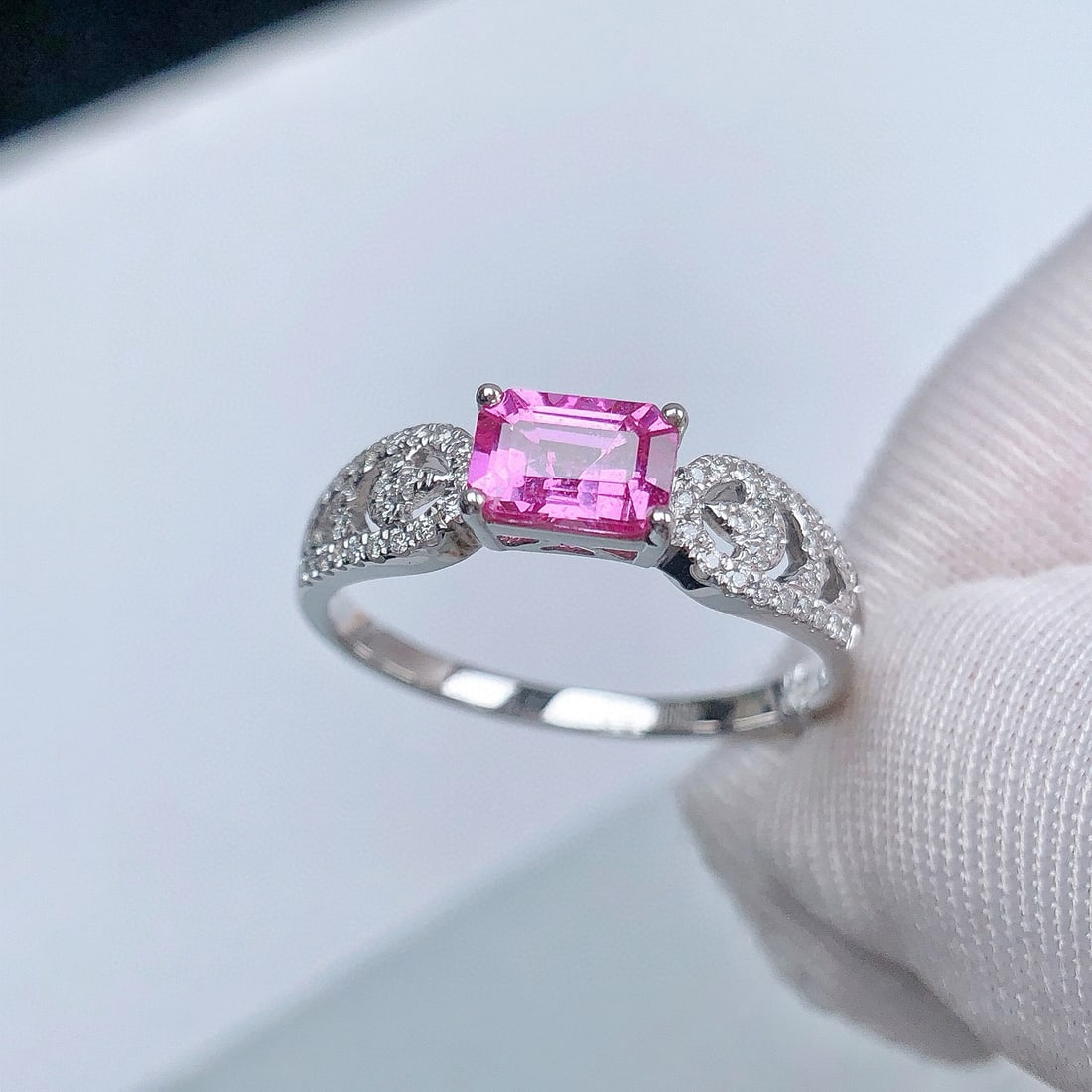 14k Gold 1.04 Ctw Natural Sapphire & Diamond Ring: Ref:231072311 // gold content:14k gold // ring size:7. 25us // // main gemstone:sapphire // shape:octagonal // carat weight:0. 88ct // color:pink // treatment:natural // // adjacent gemstone 2 :