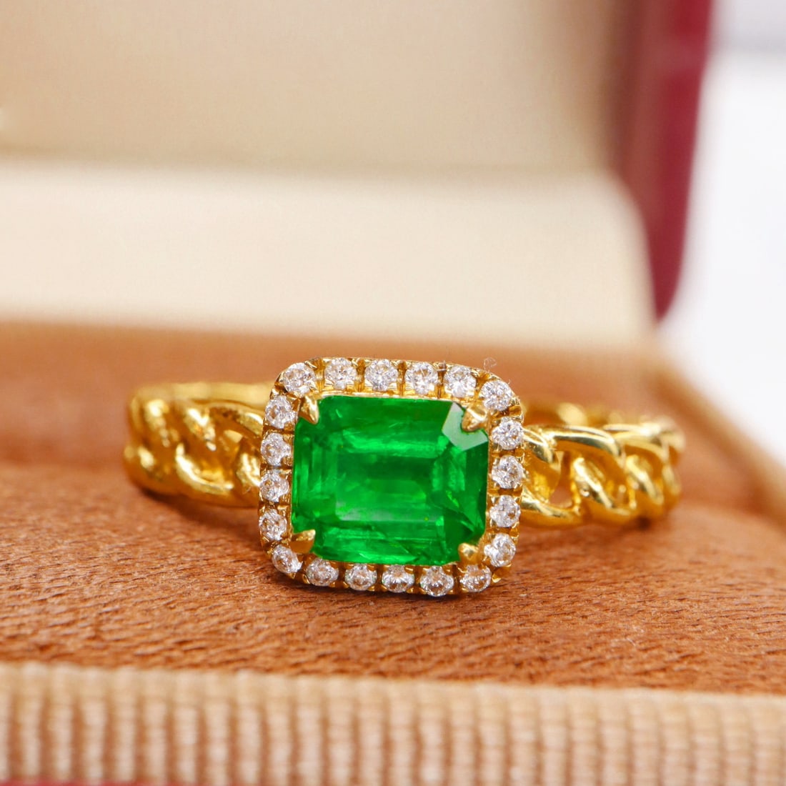 14k Gold 0.80 Ctw Vivid Green Natural Emerald & Diamond Ring - 2