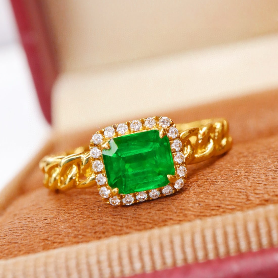 14k Gold 0.80 Ctw Vivid Green Natural Emerald & Diamond Ring - 4