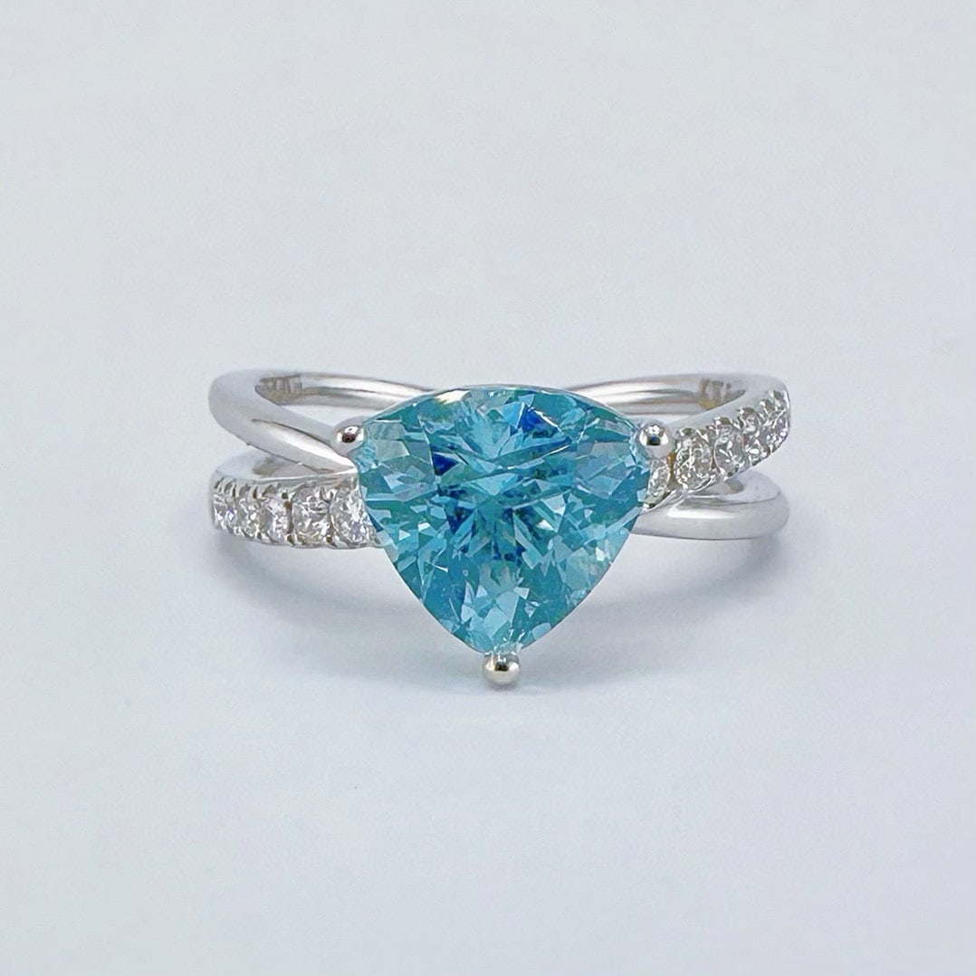 14k Gold 2.01 Ctw Natural Aquamarine & Diamond Ring: Ref:231072321 // gold content:14k gold // ring size:7. 25us // // main gemstone:aquamarine // shape:triangle // carat weight:1. 83ct // color:santa maria color // treatment:natural // // adjacent gems