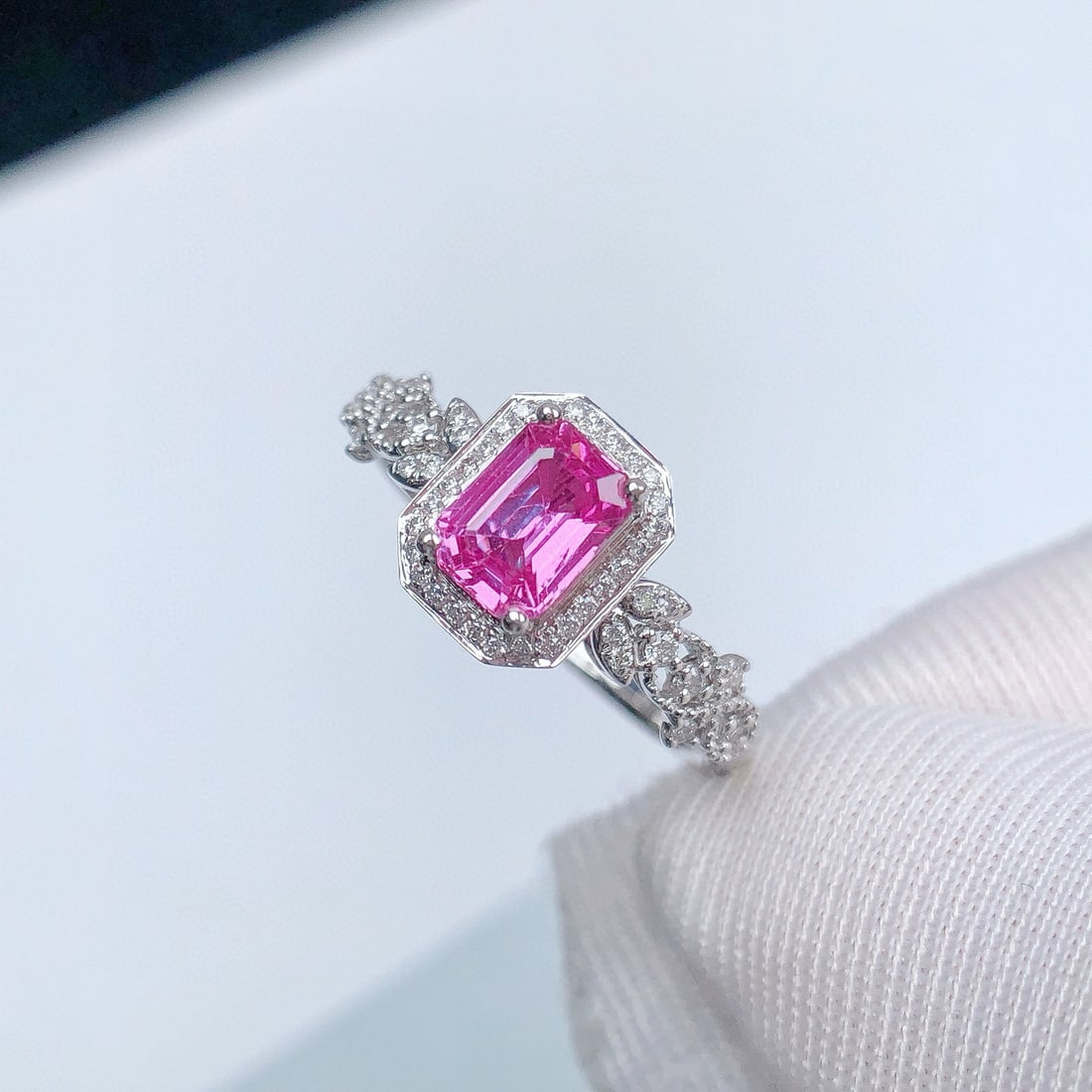 14k Gold 0.96 Ctw Natural Sapphire & Diamond Ring: Ref:231072330 // gold content:14k gold // ring size:7. 25us // // main gemstone:sapphire // shape:octagonal // carat weight:0. 80ct // color:pink // treatment:natural // // adjacent gemstone 2 :