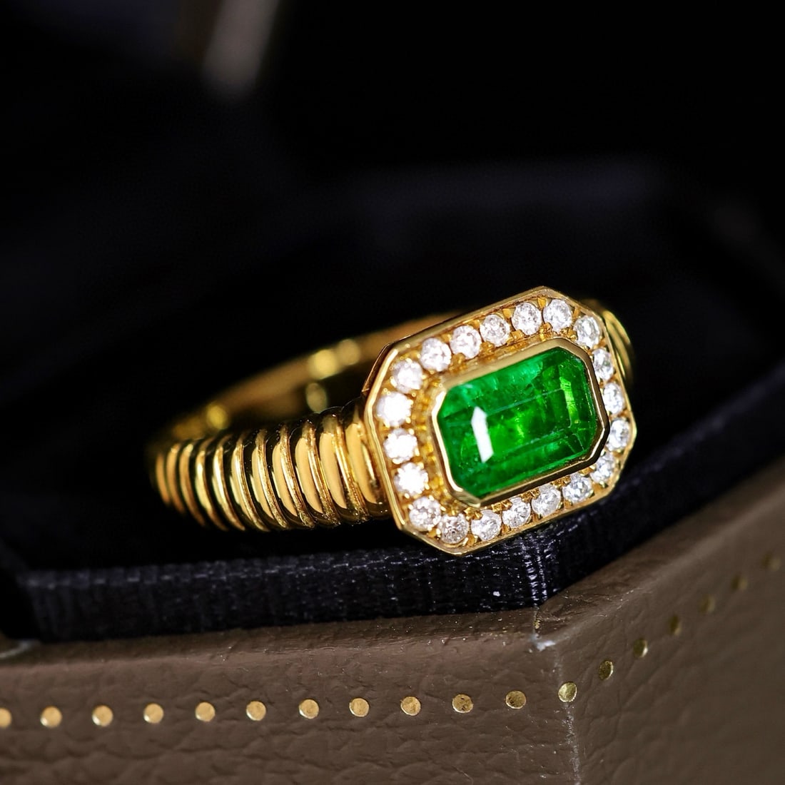 14k Gold 1.03 Ctw Vivid Green Natural Emerald & Diamond Ring - 3