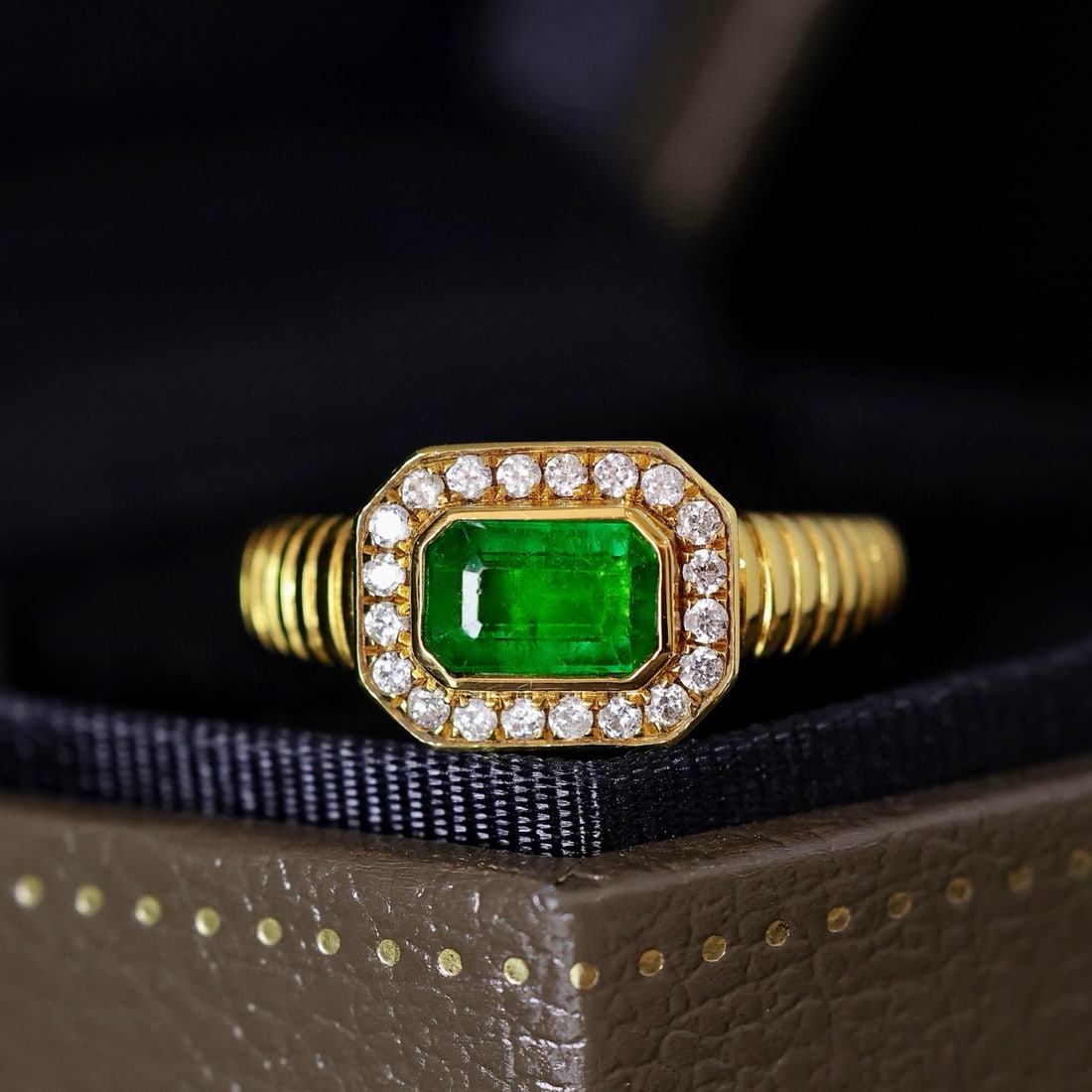 14k Gold 1.03 Ctw Vivid Green Natural Emerald & Diamond Ring - 4