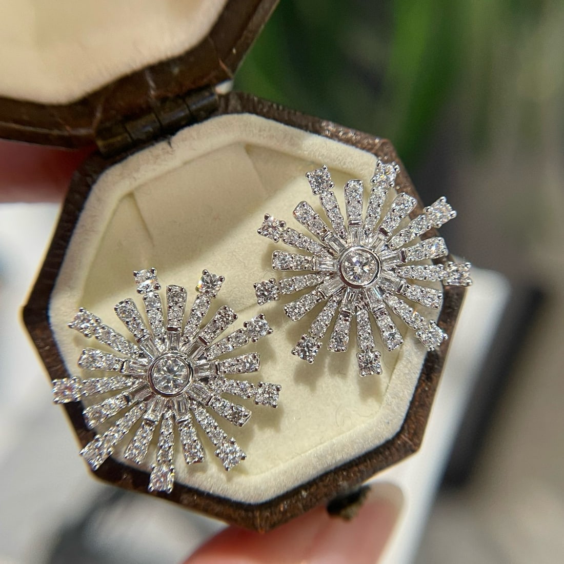 14k Gold 1.00 Ct Natural H Diamond Earrings: Ref:231072343 // gold content:14k gold // main gemstone:diamond // shape:multiple // carat weight:1. 00ct // clarity grade:vs-si // color:h // treatment:natural // Condition: New Low Estimate:
