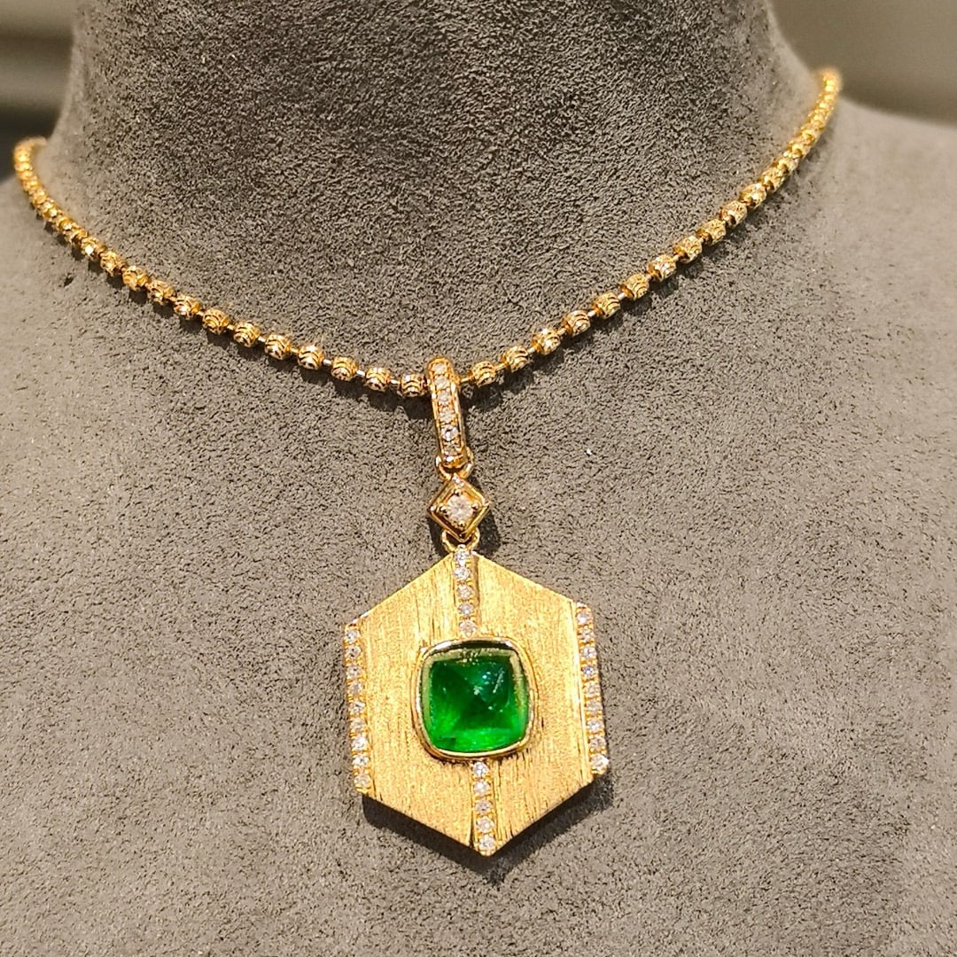 14k Gold 1.86 Ctw Vivid Green Natural Emerald & Diamond Pendant( Without Chain ): Ref:231072355 // gold content:14k gold // main gemstone:emerald // shape:sugar-loaf // carat weight:1. 65ct // color:vivid green // treatment:natural // // adjacent gemstone 2 : diamond //