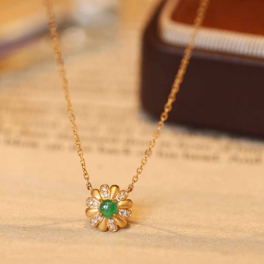 14k Gold 0.21 Ctw Natural Emerald & Diamond Necklace: Ref:231072356 // gold content:14k gold // main gemstone:emerald // shape:round // carat weight:0. 16ct // color:green // treatment:natural // cut grade:g // // adjacent gemstone 2 : diamond //