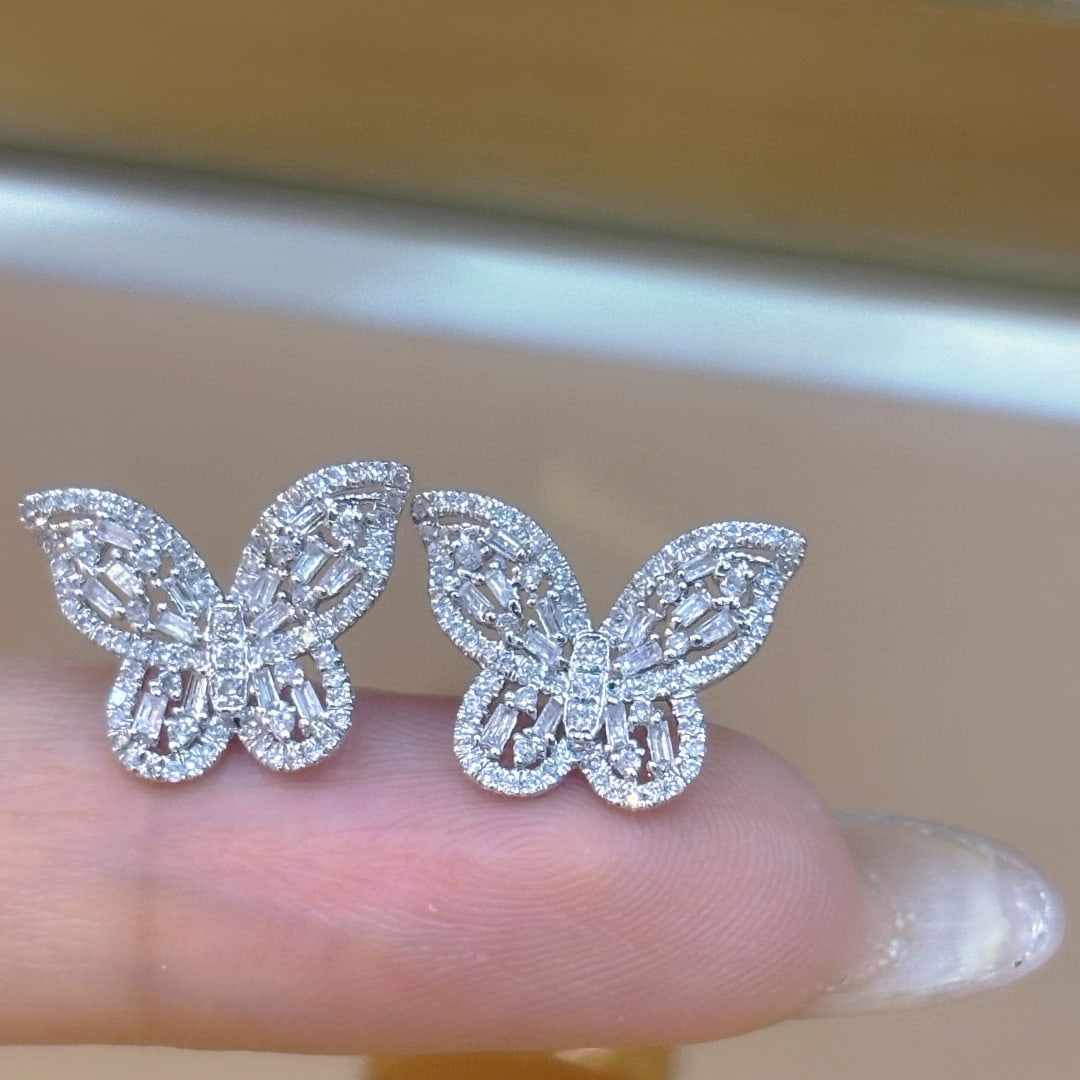 14k Gold 0.7 Ct Natural H Diamond Earrings: Ref:231072362 // gold content:14k gold // main gemstone:diamond // shape:multiple // carat weight:0. 7ct // clarity grade:vs-si // color:h // treatment:natural // Condition: New Low Estimate: 2600.00