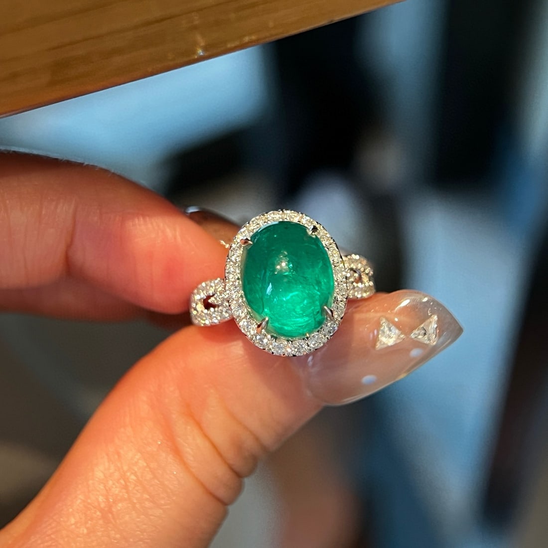 14k Gold 6.77 Ctw Natural Emerald & Lab Grown Diamond Ring: Ref:231072368 // gold content:14k gold // ring size:7. 25us // // main gemstone:emerald // shape:oval // carat weight:6. 05ct // color:green // treatment:natural // // adjacent gemstone 2 : lab grown