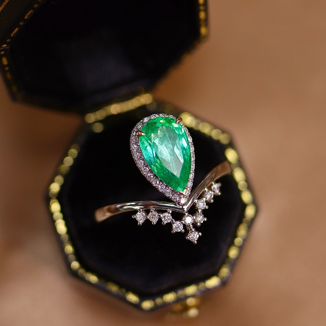 14k Gold 1.64 Ctw Natural Emerald & Diamond Ring: Ref:231072373 // gold content:14k gold // ring size:7. 25us // // main gemstone:emerald // shape:pear // carat weight:1. 44ct // color:green // treatment:natural // // adjacent gemstone 2 : diamond