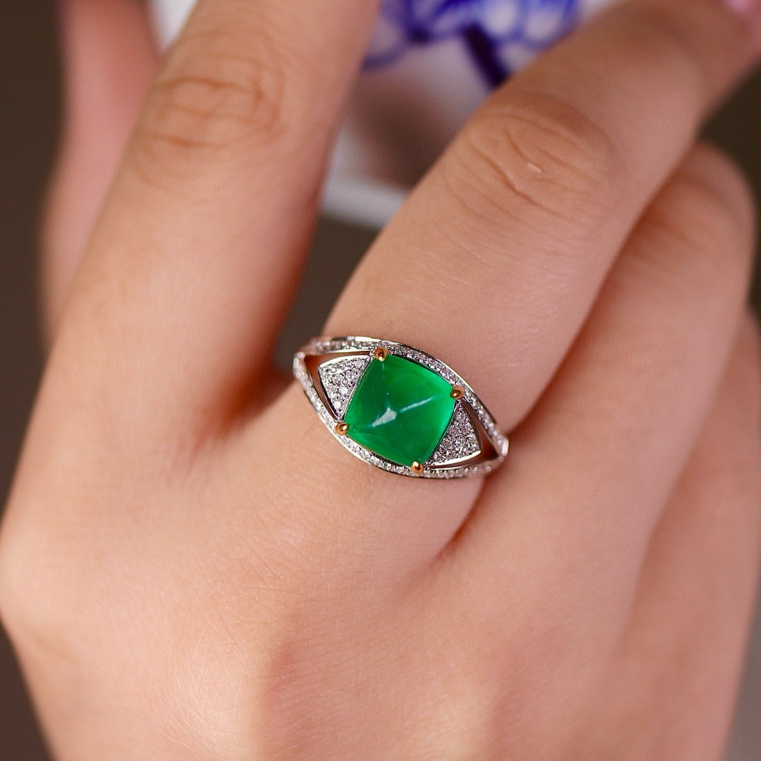 14k Gold 2.94 Ctw Vivid Green Natural Emerald & Diamond Ring: Ref:231072374 // gold content:14k gold // ring size:7. 25us // // main gemstone:emerald // shape:sugar-loaf // carat weight:2. 57ct // color:vivid green // treatment:natural // // adjacent gemstone 2