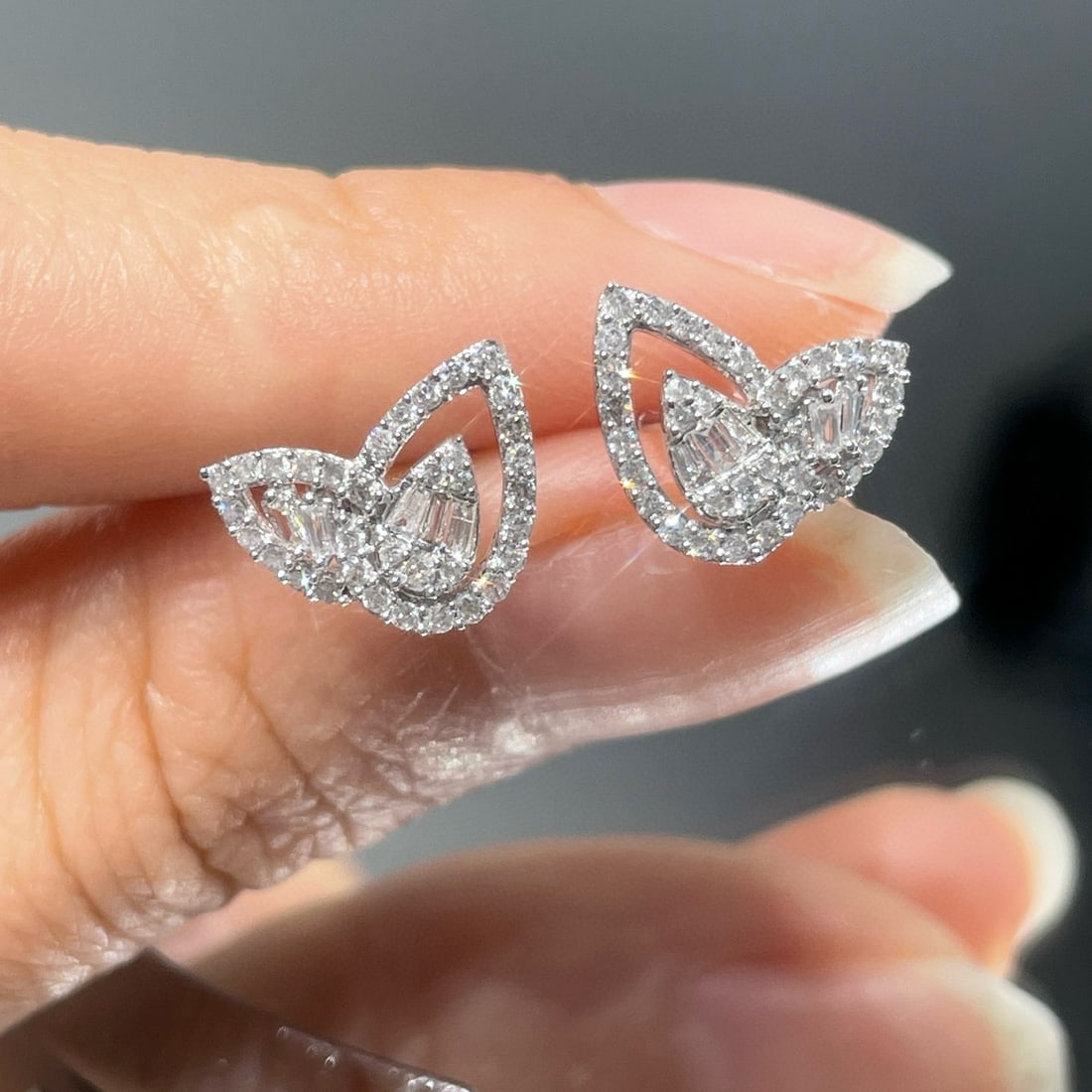 14k Gold 0.45 Ct Natural H Diamond Earrings: Ref:231072383 // gold content:14k gold // main gemstone:diamond // shape:multiple // carat weight:0. 45ct // clarity grade:vs-si // color:h // treatment:natural // High Estimate: 3300 Condition: New