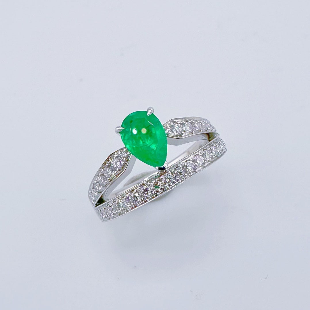14k Gold 1.35 Ctw Natural Emerald & Diamond Ring: Ref:231072387 // gold content:14k gold // ring size:7. 25us // // main gemstone:emerald // shape:pear // carat weight:0. 89ct // color:green // treatment:natural // // adjacent gemstone 2 : diamond