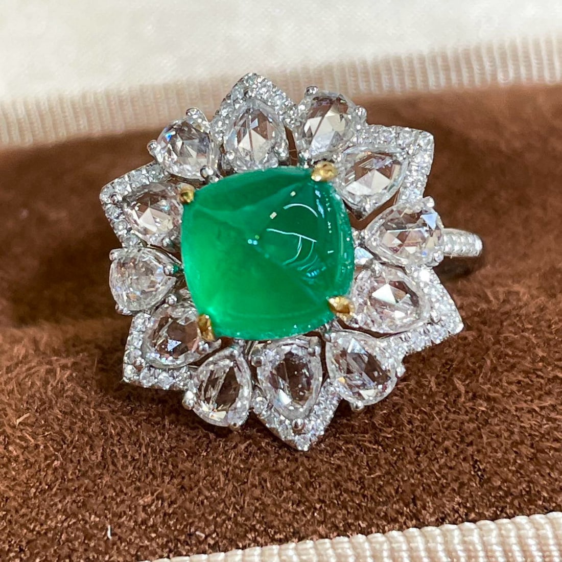 14k Gold 2.50 Ct Vivid Green Natural Emerald & Diamond & Sapphire Ring: Ref:231072390 // gold content:14k gold // ring size:7. 25us // // main gemstone:emerald // shape:sugar-loaf // carat weight:2. 50ct // color:vivid green // treatment:natural // // adjacent gemstone 2