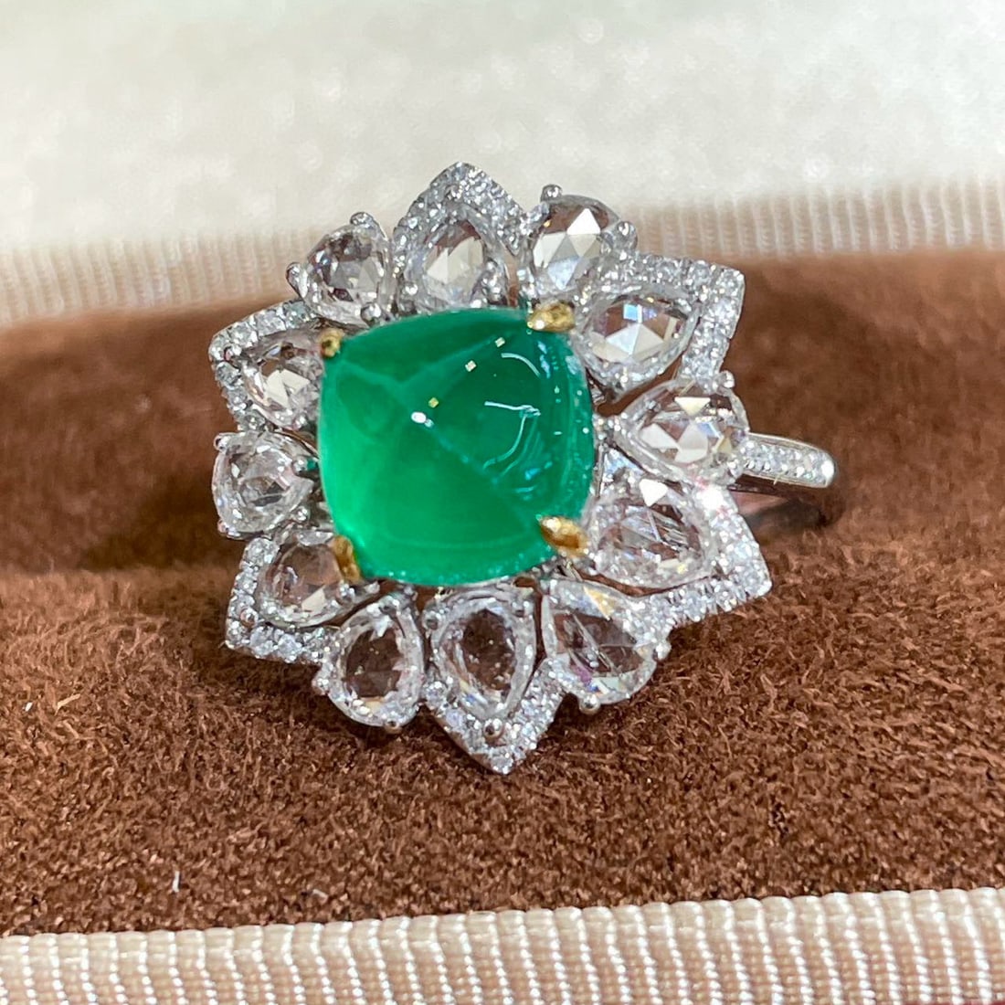 14k Gold 2.50 Ct Vivid Green Natural Emerald & Diamond & Sapphire Ring - 2