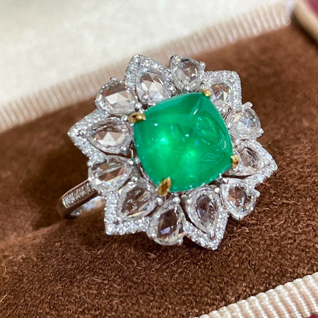 14k Gold 2.50 Ct Vivid Green Natural Emerald & Diamond & Sapphire Ring - 4