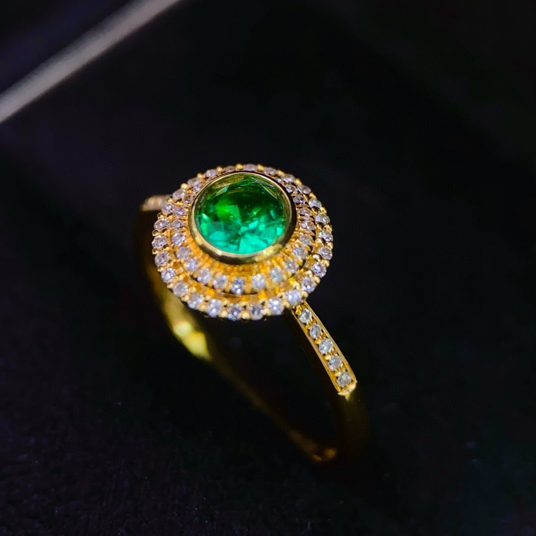 14k Gold 0.45 Ct Vivid Green Natural Emerald & Diamond Ring - 2