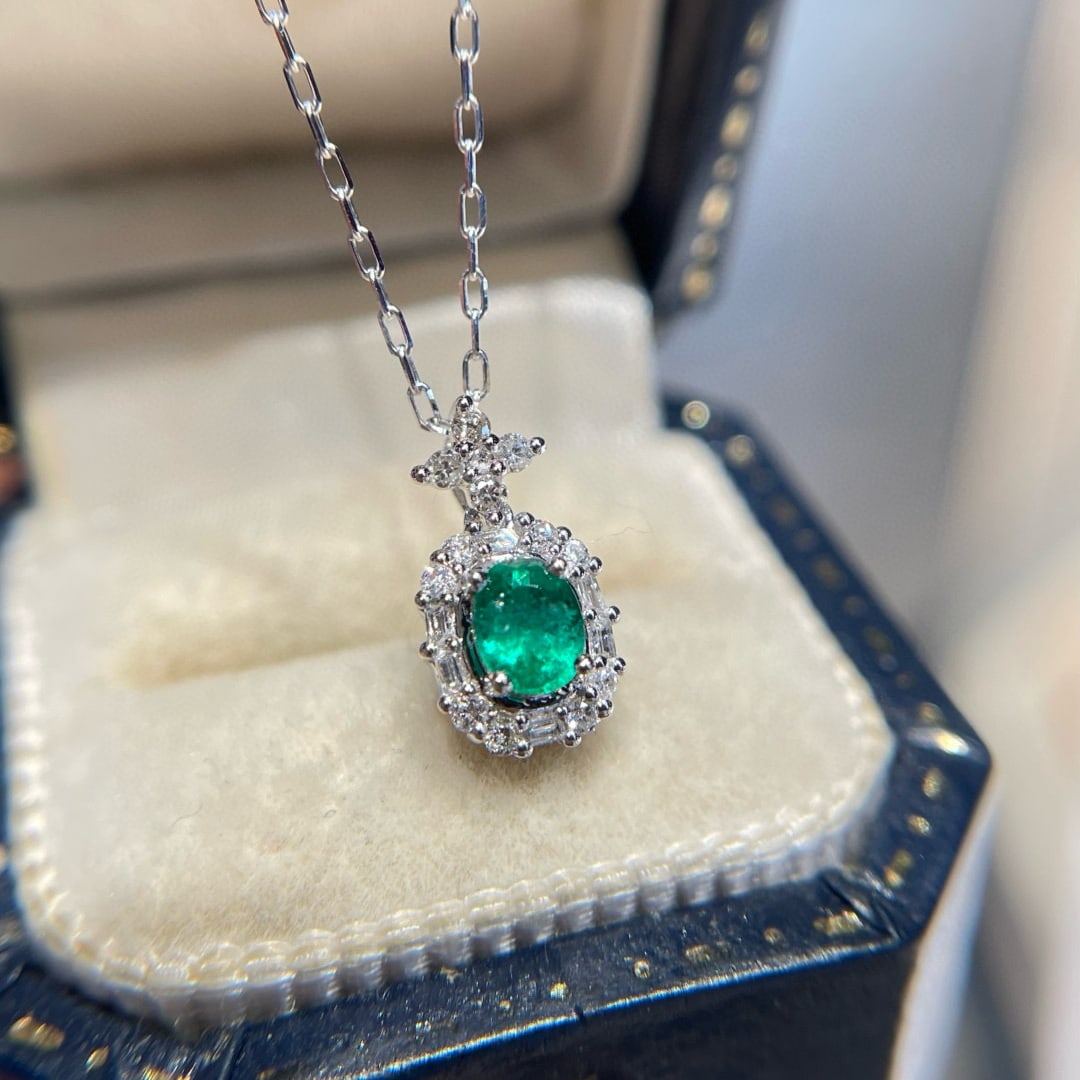 14k Gold 0.2 Ct Natural Emerald & Diamond Necklace: Ref:231072394 // gold content:14k gold // main gemstone:emerald // shape:oval // carat weight:0. 2ct // color:green // treatment:natural // // adjacent gemstone 2 : diamond // shape:multiple //