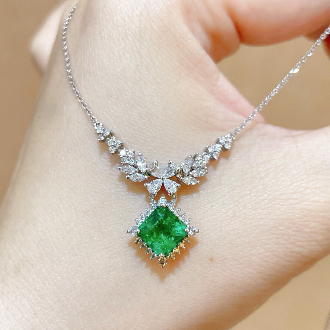 14k Gold 2.61 Ctw Natural Emerald & Diamond Necklace: Ref:231072398 // gold content:14k gold // main gemstone:emerald // shape:octagonal // carat weight:1. 38ct // color:green // treatment:natural // // adjacent gemstone 2 : diamond // shape:multiple //