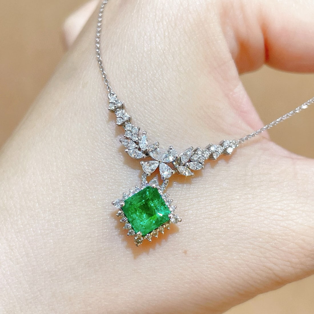 14k Gold 2.61 Ctw Natural Emerald & Diamond Necklace - 4