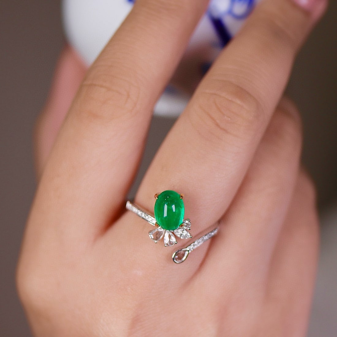 14k Gold 1.86 Ctw Vivid Green Natural Emerald & Diamond Ring: Ref:231072400 // gold content:14k gold // ring size:7. 25us // // main gemstone:emerald // shape:oval // carat weight:1. 76ct // color:vivid green // treatment:natural // // adjacent gemstone 2 :