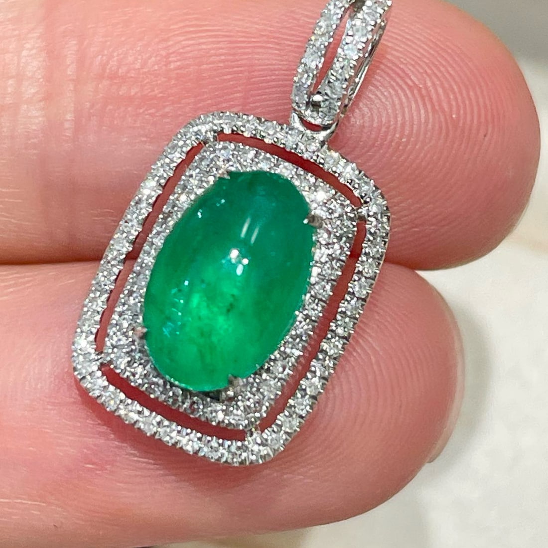 14k Gold 1.82 Ct Natural Emerald & Diamond Pendant( Without Chain ): Ref:231072404 // gold content:14k gold // main gemstone:emerald // shape:oval // carat weight:1. 82ct // color:green // treatment:natural // // adjacent gemstone 2 : diamond // shape:round // clarity