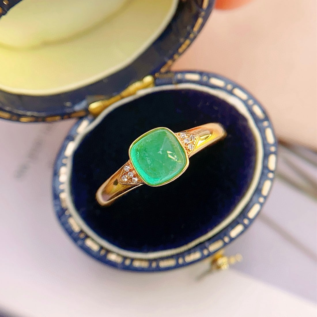 14k Gold 1.00 Ct Natural Emerald & Diamond Ring: Ref:231072411 // gold content:14k gold // ring size:7. 25us // // main gemstone:emerald // shape:sugar-loaf // carat weight:1. 00ct // color:green // treatment:natural // // adjacent gemstone 2 :