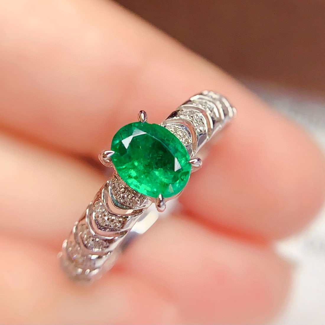 14k Gold 0.65 Ct Vivid Green Natural Emerald & Diamond Ring: Ref:231072415 // gold content:14k gold // ring size:7. 25us // // main gemstone:emerald // shape:oval // carat weight:0. 65ct // color:vivid green // treatment:natural // // adjacent gemstone 2 :