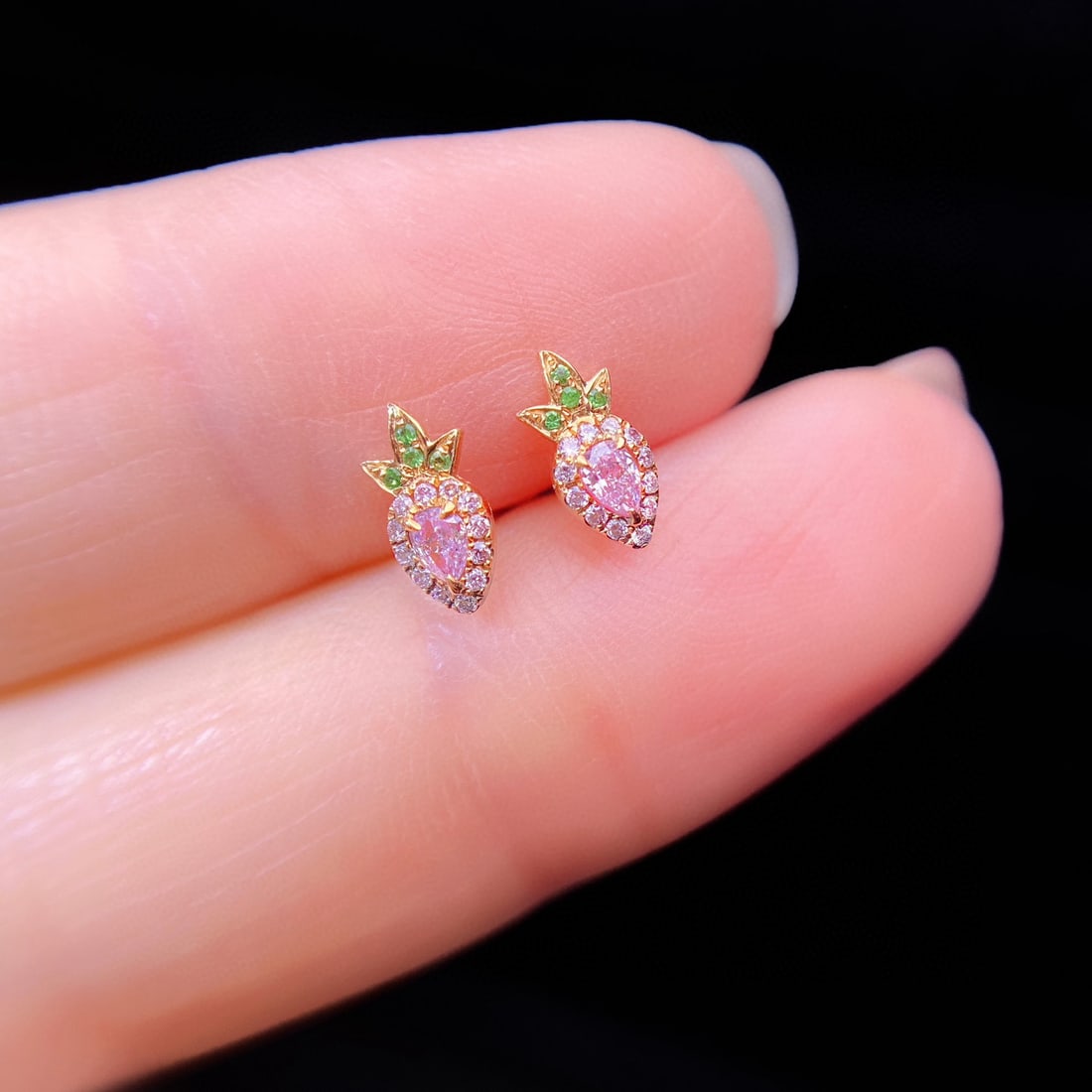 14k Gold 0.17 Ctw Natural Pink Diamond & Diamond Earrings: Ref:231072416 // gold content:14k gold // main gemstone:pink diamond // shape:pear // carat weight:0. 11ct // color:pink // treatment:natural // // adjacent gemstone 2 : diamond // shape:round //