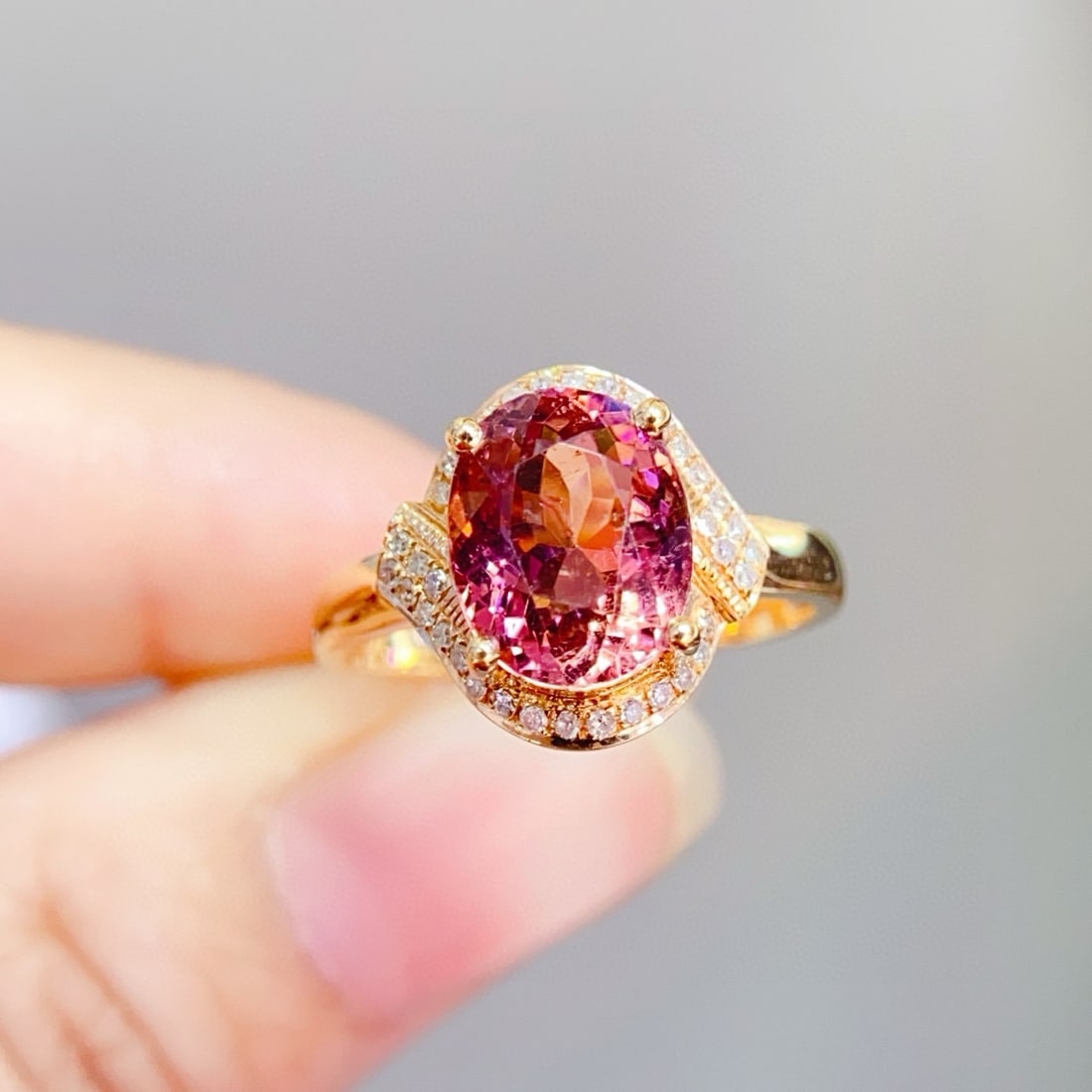 14k Gold 2 Ct Natural Tourmaline & Diamond Ring: Ref:231072422 // gold content:14k gold // ring size:7. 25us // // main gemstone:tourmaline // shape:oval // carat weight:2ct // color:red // treatment:natural // // adjacent gemstone 2 : diamond //
