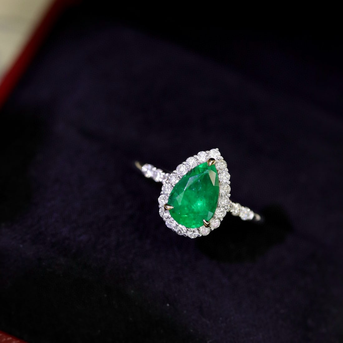 14k Gold 1.70 Ctw Vivid Green Natural Emerald & Diamond Ring: Ref:231072424 // gold content:14k gold // ring size:7. 25us // // main gemstone:emerald // shape:pear // carat weight:1. 36ct // color:vivid green // treatment:natural // // adjacent gemstone 2 :