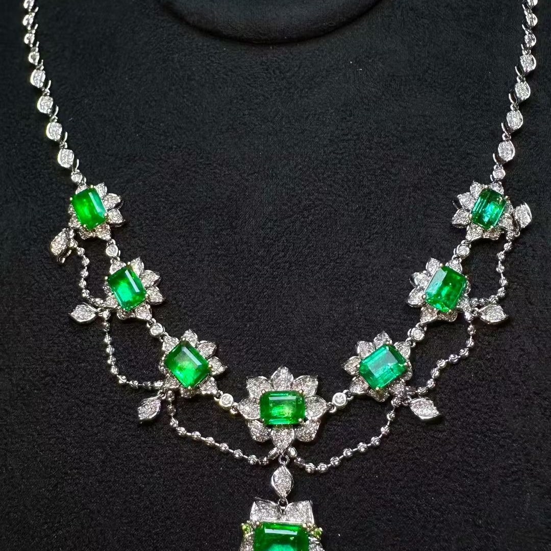 14k Gold 8.5 Ct Natural Emerald & Diamond Necklace: Ref:231073003 // gold content:14k gold // main gemstone:emerald // number of stones:8 // shape:octagonal // carat weight:8. 5ct // color:green // treatment:natural // // adjacent gemstone 2 : diamond
