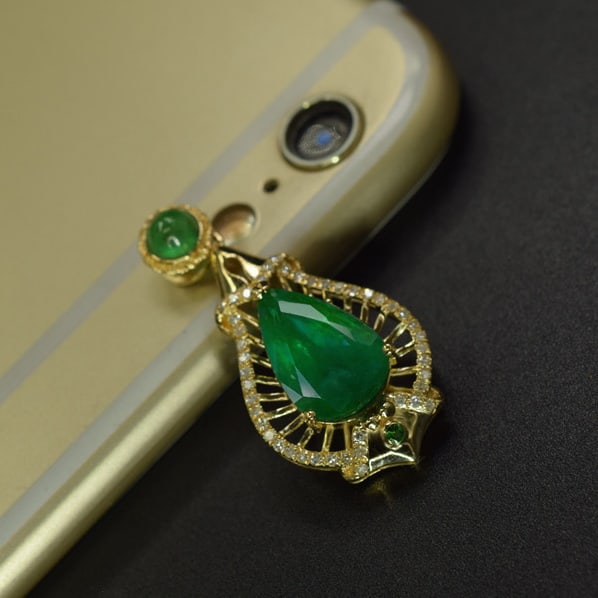14k Gold 3.40 Ctw Vivid Green Natural Emerald & Diamond Pendant( Without Chain ): Ref:231073024 // gold content:14k gold // main gemstone:emerald // shape:multiple // carat weight:3. 27ct // color:vivid green // treatment:natural // // adjacent gemstone 2 : diamond // number of