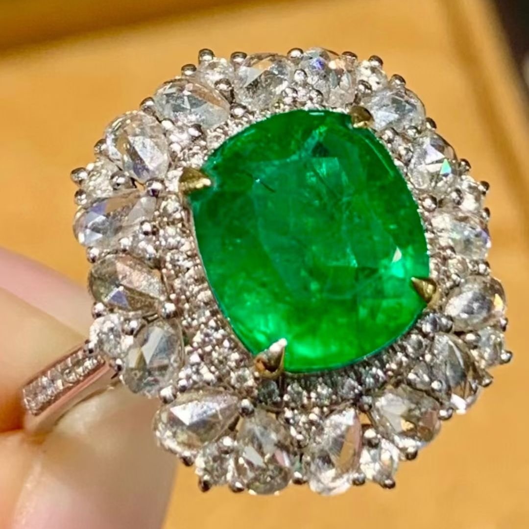 14k Gold 2.2 Ct Vivid Green Natural Emerald & Diamond Ring - 6