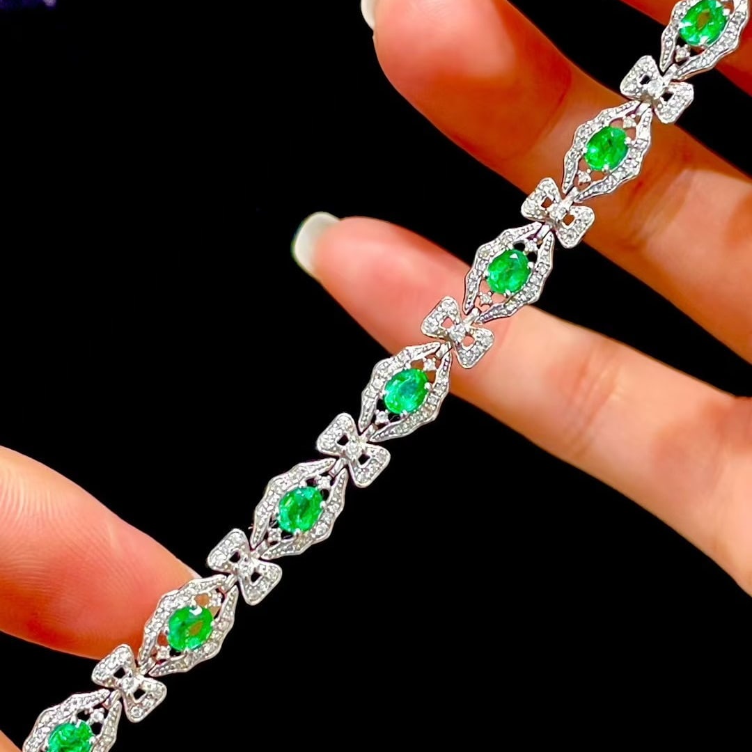 14k Gold 3.8 Ct Vivid Green Natural Emerald & Diamond Bracelet: Ref:231073066 // gold content:14k gold // main gemstone:emerald // shape:oval // carat weight:3. 8ct // color:vivid green // treatment:natural // // adjacent gemstone 2 : diamond // shape:round //