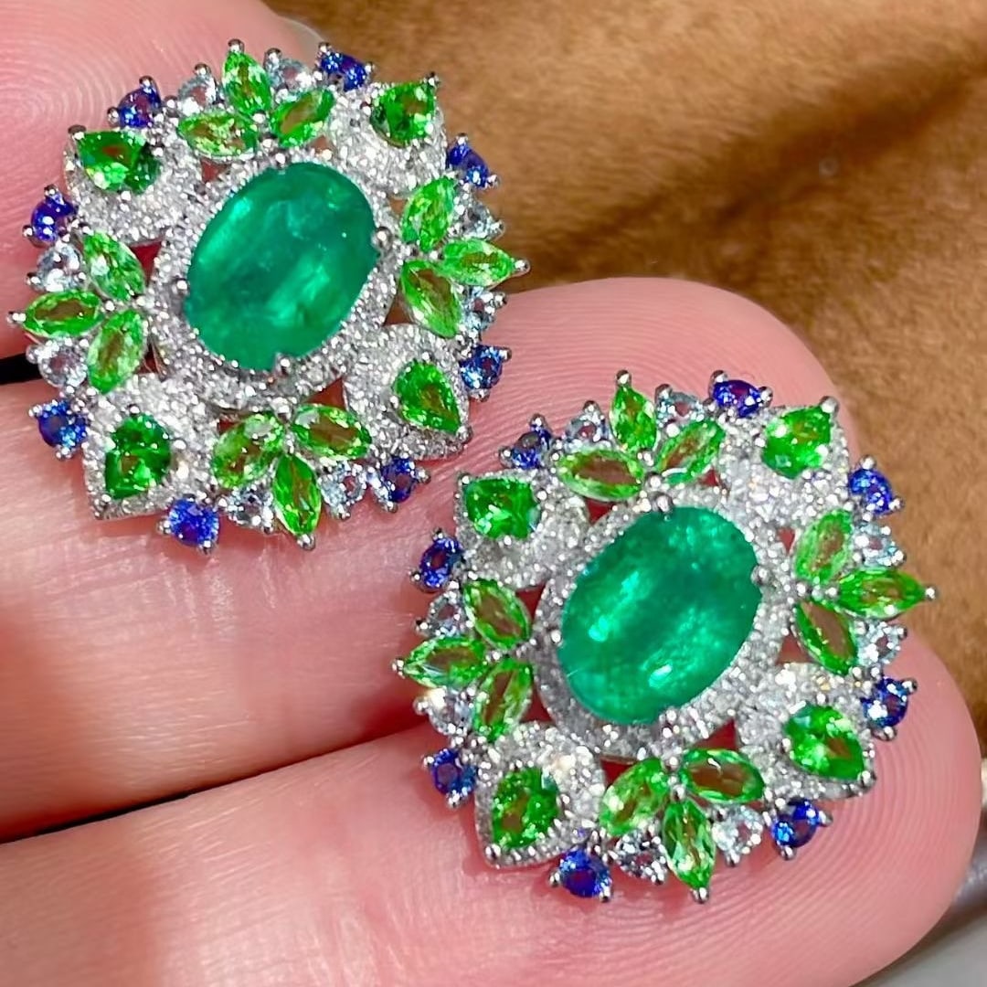 14k Gold 2 Ct Natural Emerald & Diamond Earrings: Ref:231073174 // gold content:14k gold // main gemstone:emerald // shape:oval // carat weight:2ct // color:green // treatment:natural // // adjacent gemstone 2 : diamond // shape:round // clarity