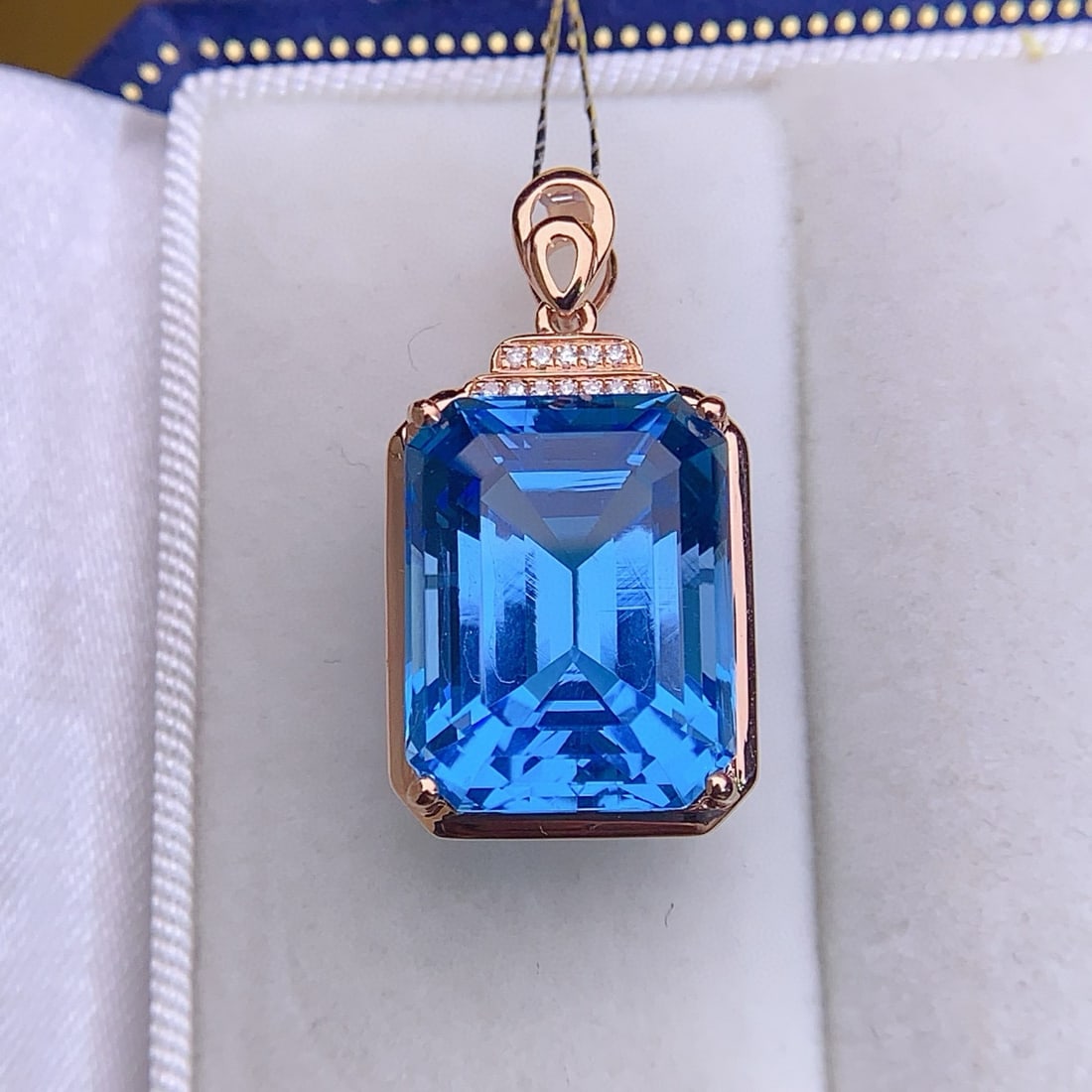 14k Gold 13.33 Ctw Natural Topaz & Diamond Pendant( Without Chain ): Ref:231073197 // gold content:14k gold // main gemstone:topaz // shape:octagonal // carat weight:13. 3ct // color:blue // treatment:natural // // adjacent gemstone 2 : diamond // number of stones:12