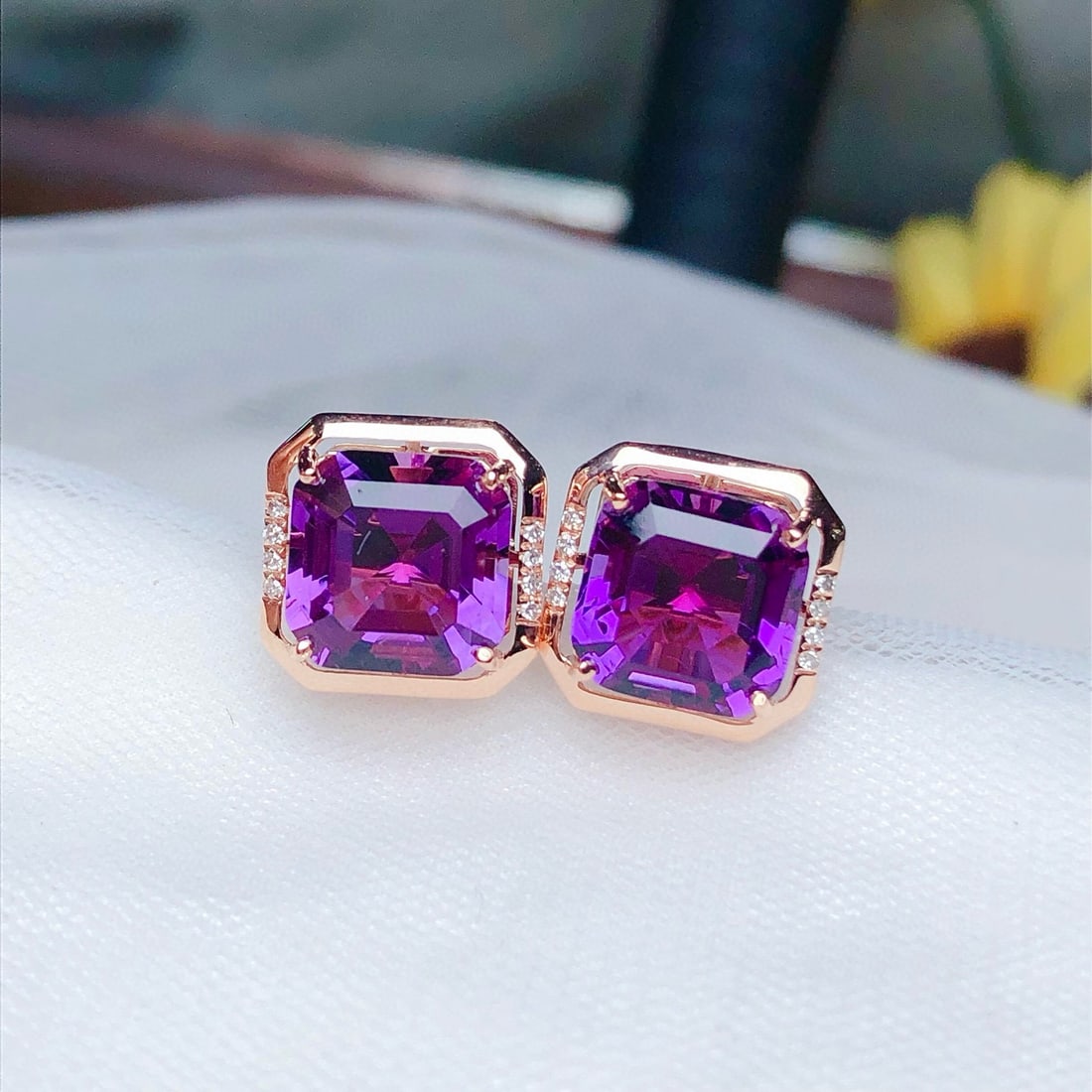 14k Gold 4.85 Ct Natural Amethyst & Diamond Earrings: Ref:231073213 // gold content:14k gold // main gemstone:amethyst // shape:octagonal // carat weight:4. 85ct // color:purple // treatment:natural // // adjacent gemstone 2 : diamond // number of