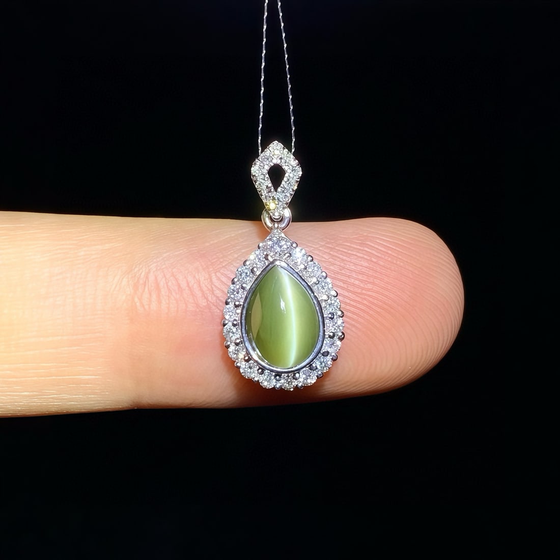 14k Gold 1.57 Ctw Natural Cat's?Eye Chrysoberyl & Diamond Pendant( Without Chain ): Ref:231073223 // gold content:14k gold // main gemstone:cat's? Eye chrysoberyl // shape:pear // carat weight:1. 35ct // color:yellowish green // treatment:natural // // adjacent gemstone 2 : diamond
