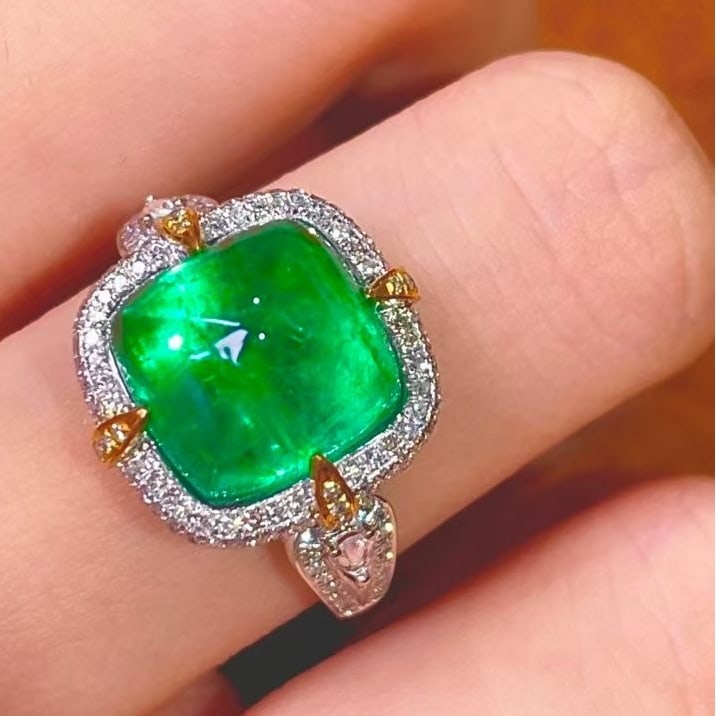14k Gold 5.42 Ct Vivid Green Natural Emerald & Diamond Ring: Ref:231073224 // gold content:14k gold // ring size:7. 25us // // main gemstone:emerald // shape:sugar-loaf // carat weight:5. 42ct // color:vivid green // treatment:natural // // adjacent gemstone 2