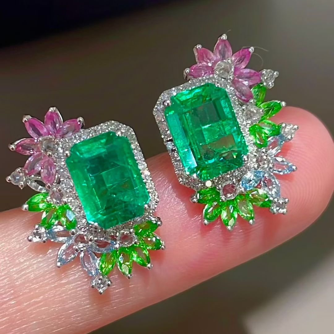 14k Gold 2.8 Ct Natural Emerald & Diamond Earrings: Ref:231073225 // gold content:14k gold // main gemstone:emerald // shape:octagonal // carat weight:2. 8ct // color:green // treatment:natural // // adjacent gemstone 2 : diamond // shape:round //