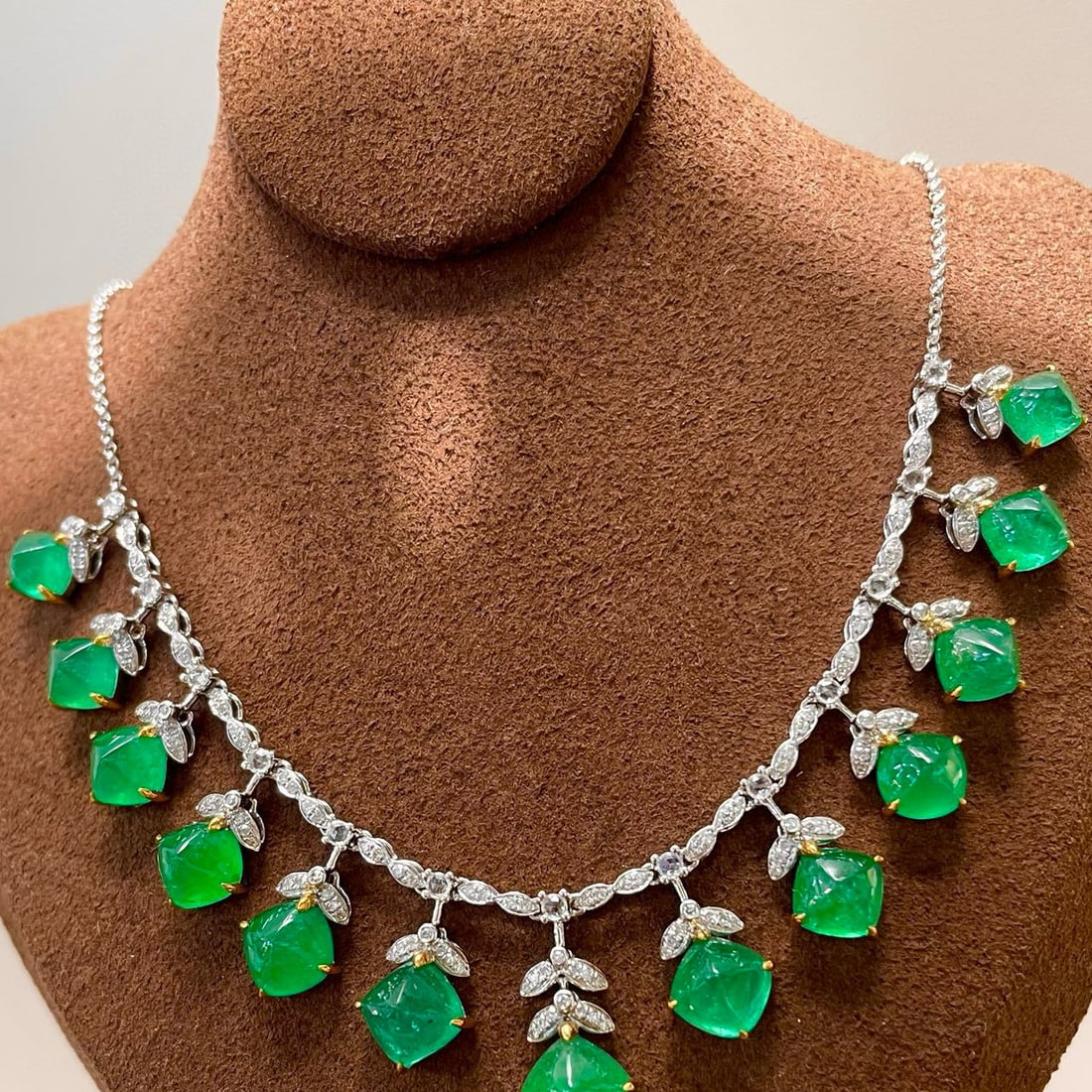 14k Gold 13.8 Ct Vivid Green Natural Emerald & Diamond & Sapphire Necklace - 2