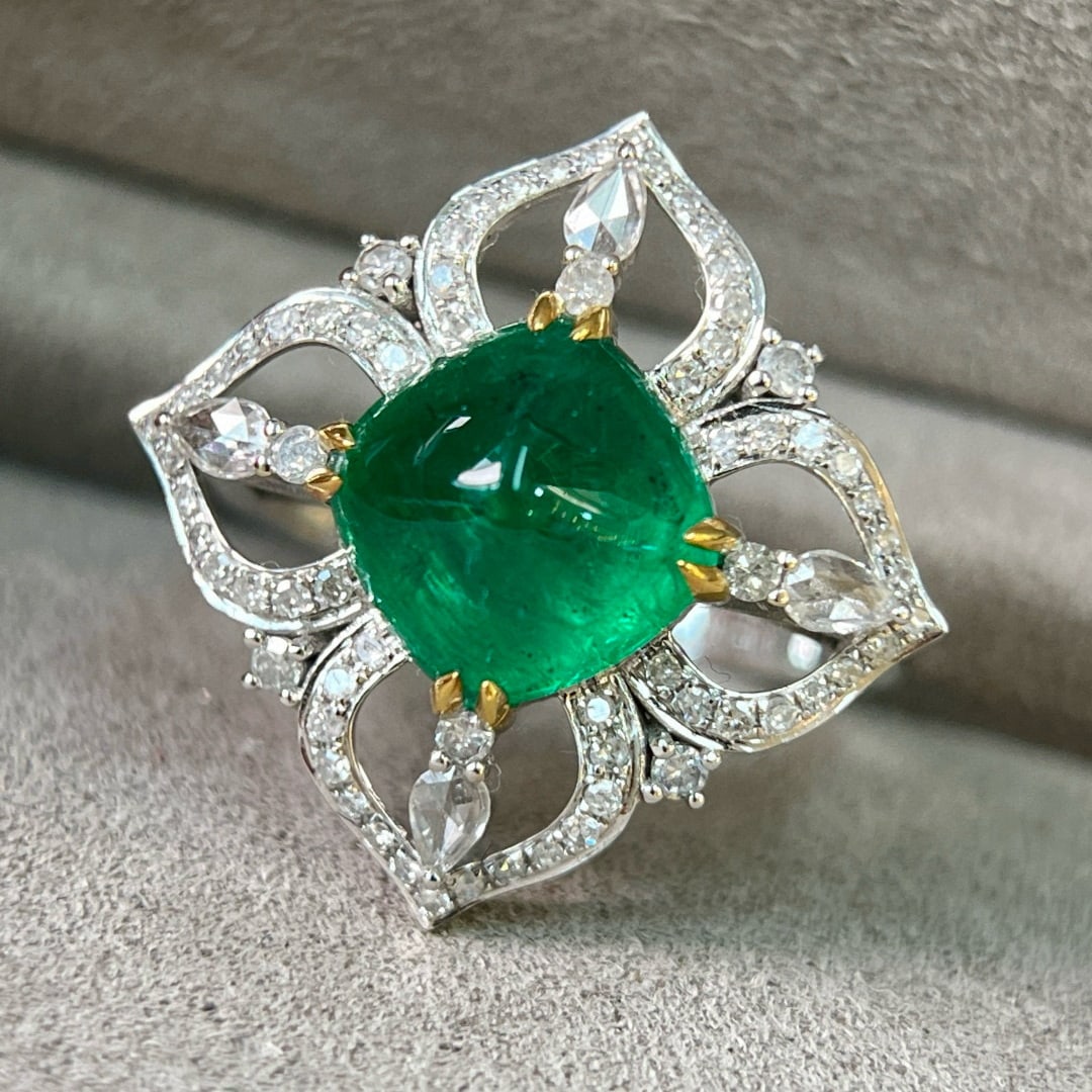14k Gold 4.08 Ctw Vivid Green Natural Emerald & Diamond Ring: Ref:231074009 // gold content:14k gold // ring size:7. 25us // // main gemstone:emerald // shape:sugar-loaf // carat weight:3. 50ct // color:vivid green // treatment:natural // // adjacent gemstone 2