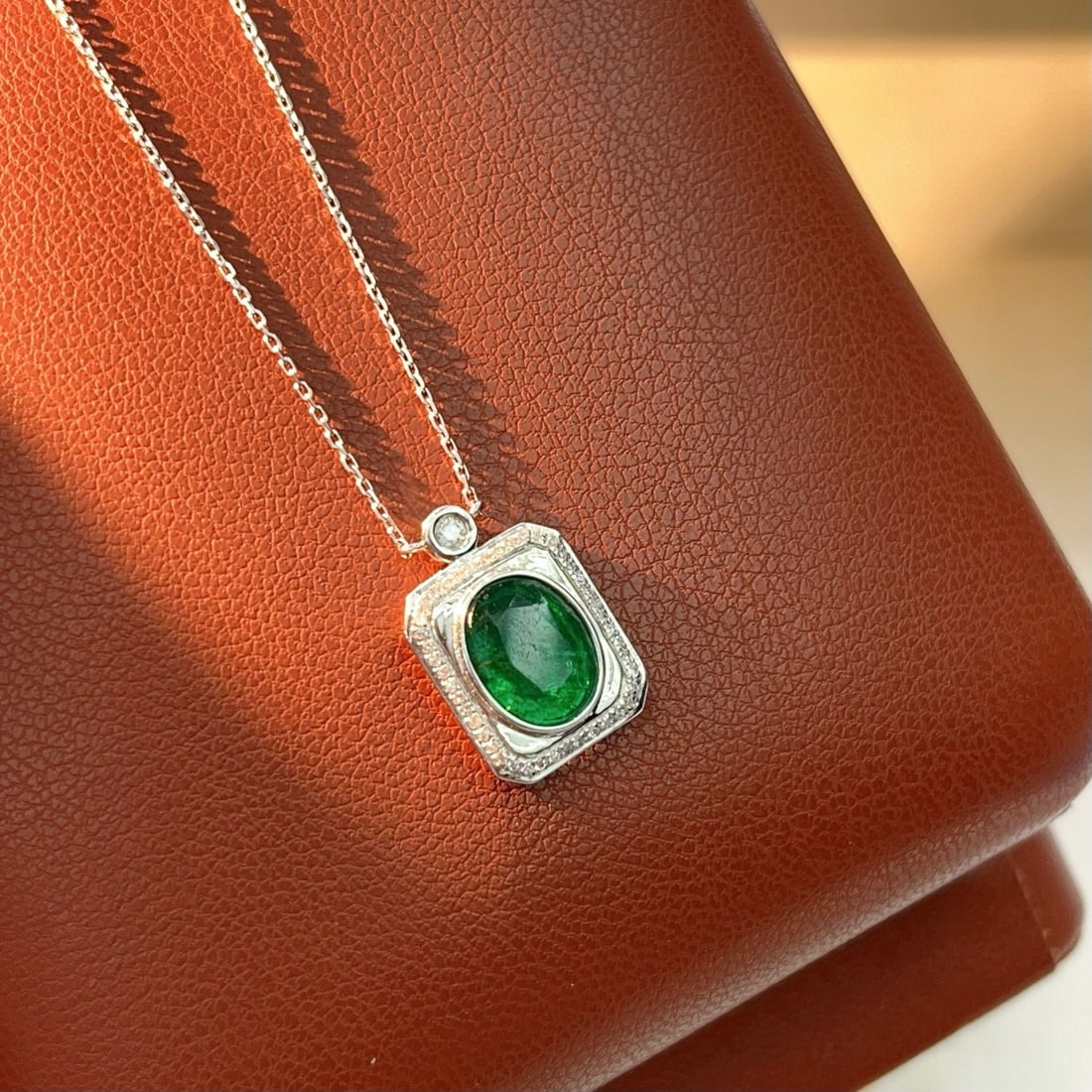 14k Gold 1.45 Ct Vivid Green Natural Emerald & Diamond Necklace: Ref:231074011 // gold content:14k gold // main gemstone:emerald // shape:oval // carat weight:1. 45ct // color:vivid green // treatment:natural // // adjacent gemstone 2 : diamond // number of