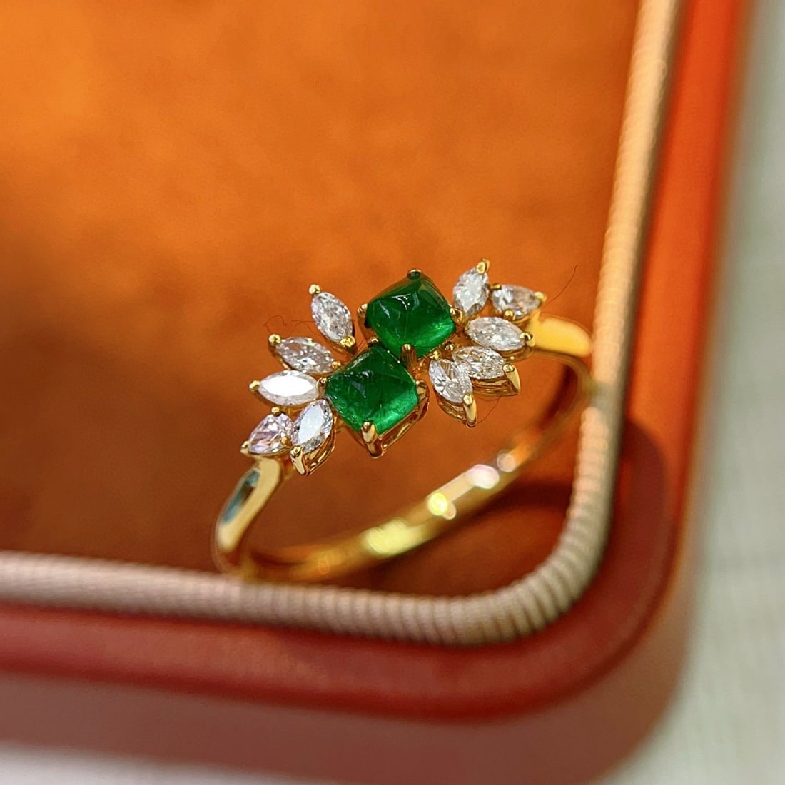 14k Gold 0.50 Ct Vivid Green Natural Emerald & Diamond Ring: Ref:231074022 // gold content:14k gold // ring size:7. 25us // // main gemstone:emerald // shape:sugar-loaf // carat weight:0. 50ct // color:vivid green // treatment:natural // // adjacent gemstone 2